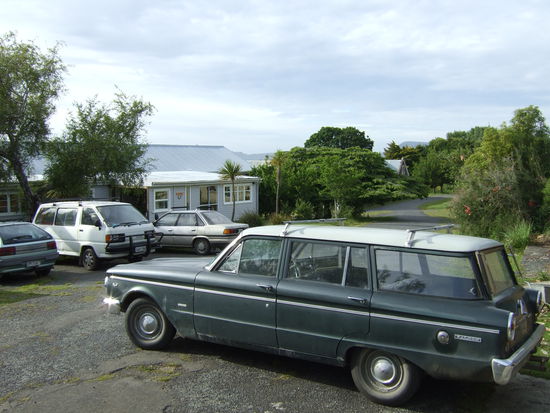 Das Hostel 
(im Hintergrund,
nicht der gruene Ford Falcon vorne)
Es zeichnet sich auch noch durch eine wirklich warme Athmosphaere aus mit angenehmer Musik, viel Holz im Innern,alten Moebeln und Surfbrettern, tollen Bildern, nem Ofen und ner Riesenpalme vor der Terrasse.