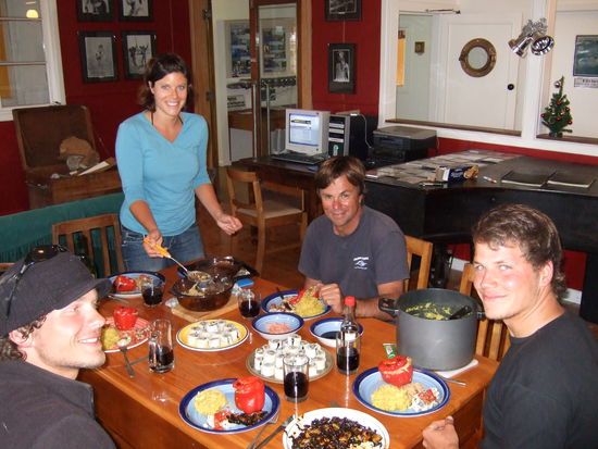 Michael, Ulli, Frank, Nico 
(Ulli und Frank sind die Herbergseltern; Nico und Michael auch Worker wie ich)
Und was fuer ein Mahl.................