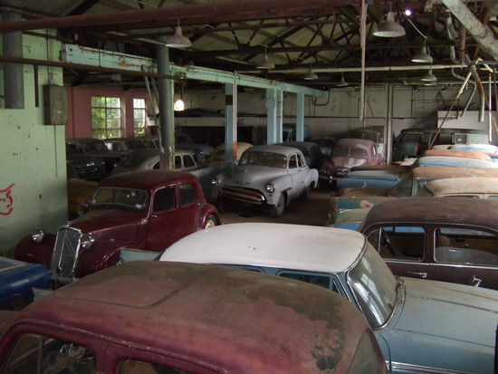 Kleine!!!!!!!!!!! Auswahl der Autos hier.
Das aelteste ist von 1926, insgesamt sind es wohl so 50.
Ein Paradies fuer einen Autospinner wie mich!