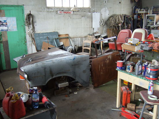 So sah es aus, als ich mit dem 57er Chevy sportscar angefangen habe! 
Das Chassis ist von einem Holden aus den 70ern. Die Karosserie fehlt noch komplett. Das Heck wird irgendwann von einer 56er Corvette stammen!