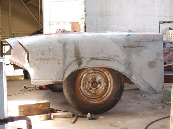 Die Front ist auf dem Chassis befestigt und sitzt tiefer als original. 
Das Rad wird nun zu weit abgedeckt.
Um den Originallook wiederherzustellen trenne ich einen Teilbereich heraus und schweisse den Radlauf 11cm hoeher wieder an, hehe!!!!!!