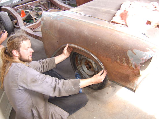 Der Radlauf ist rausgetrennt und es geht ans erste Anpassen.