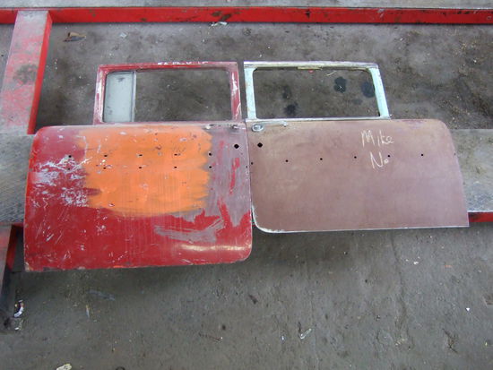 Die Tueren muessen auch gekuerzt werden, ganze 12 cm um wieder den original Abstand zwischen Tuer und Kotfluegel hinzukriegen. Die rechte Tuer ist schon fertig,