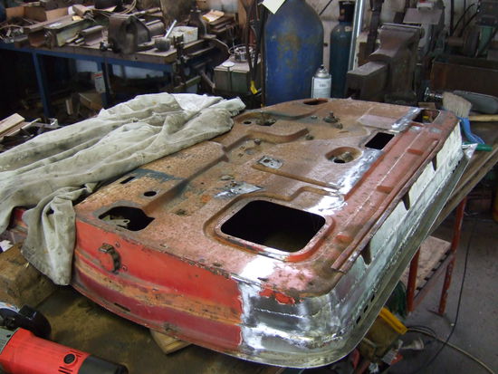 Die gekuerzte Tuer von innen.
Die ganze Fensterhebermechanik konnte ich original belassen!
Das Unterteil musste ich einmal horizontal trennen und ein Teilstueck einpassen um den Hoehenunterschied auszugleichen. Auch den Bereich, an dem das untere Tuerschanier befestigt wird,  musste ich natuerlich verkuerzen und anpassen.