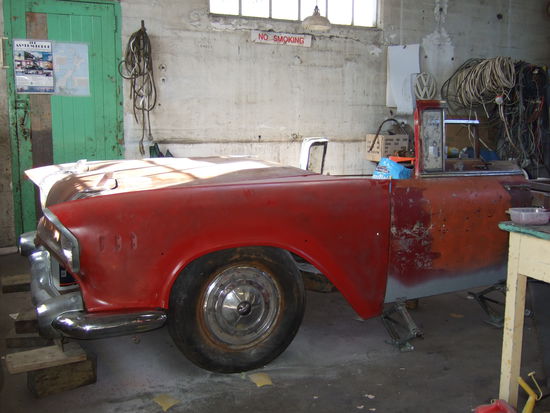 Die linke Seite ist fertig, der Fensterrahmen der Tuer abgeschnitten denn es wird ja mal ein Cabrio!