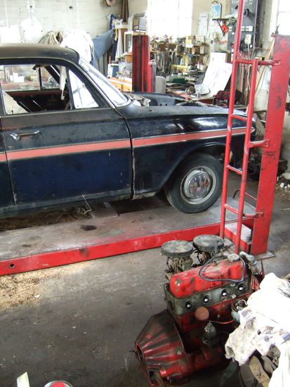 Motor-, Getriebe- und Differentialausbau bei einem Vauxhall von 1964. 
Es handelt sich dabei um ein Sondermodell mit staerkerem Motor, von dem es in Neuseeland wohl nur noch eine Handvoll gibt!