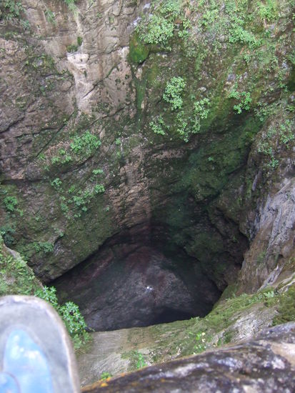 Der Boden des Eingang.
Unten rechts geht es dann noch tiefer ins Erdinnere.
In der linken Ecke seht ihr meinen Schuh, weiter geht es nur noch mit Kletterausruestung!