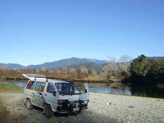 Hier am Takaka-River habe ich zwei oder drei Tage gecampt.
Lasst euch nicht vom blauen Himmel taeuschen, mittlerweile hat mich der Winter eingeholt und auch tagsueber ist es nicht sehr warm.