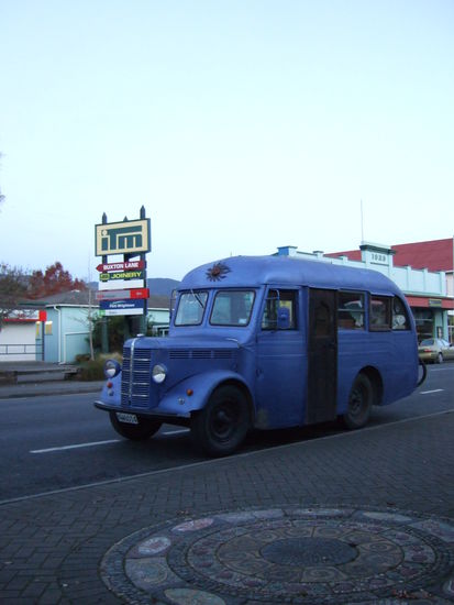 Einer der vielen Hippiebusse aus der Umgebung von Takaka.