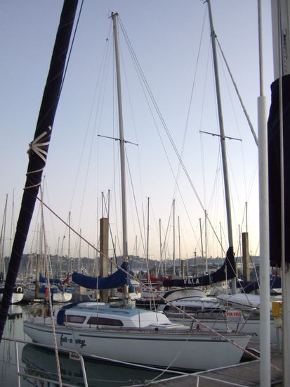 Insgesamt bin ich vier Mal mit der "farr-a-way" unterwegs gewesen.
Es ist ein so unbeschreibliches Gefuehl von der Kraft des Windes angetrieben uebers Meer zu rauschen!