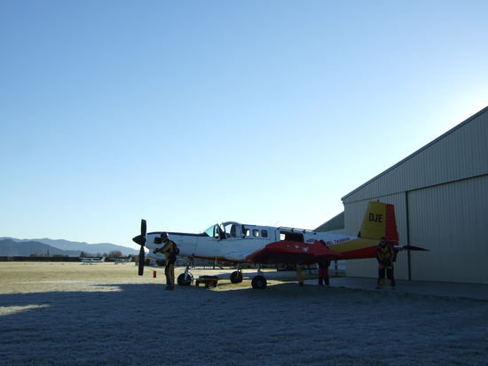 Da das Konto immer leerer wurde, hat sich natuerlich die Frage gestellt, was sich damit noch anstellen laesst.
Tja, das Wetter war gut, der Himmel klar und die Entscheidung schnell gefaellt:
Ich mache einen Fallschirmsprung.
Hier bereiten die Profis den Flieger vor.