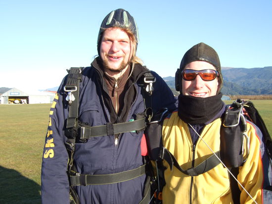 Ein Sprung aus gut 4500 Metern und 55 Sekunden Flug liegen hinter mir:
die Haare sind zerzaust, die Kappe sieht beknackt aus, aber das Adrenalin pumpt immer noch durch meine Venen!
Es war die richtige Entscheidung zu springen!
Waere es nicht so teuer, wuerde ich es noch viel oefter machen, aber es war definitiv nicht das letzte Mal!