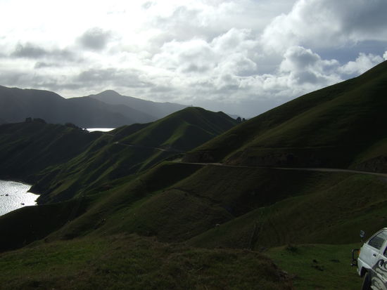 Viele Kilometer Schotterpiste liegen noch vor mir und meinem an Kummer gewoehnten Bulli.