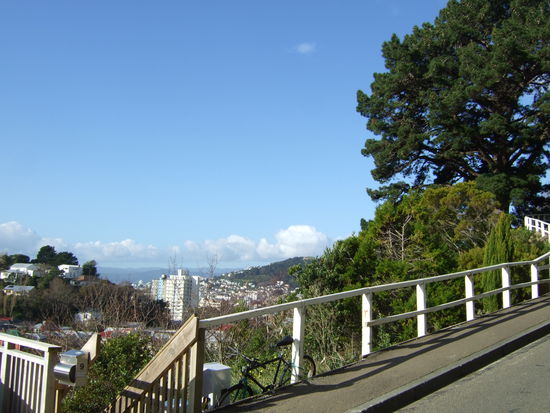 Hier die Treppen runter habe ich vier Wochen in einer WG gewohnt.
Die Wohnung und Wohnlage waren super, doch trotzdem habe ich mich dort nicht wohl gefuehlt.
Wahrscheinlich haette ich frueher umziehen muessen.
Hinterher ist man immer schlauer.
Die Aussicht war klasse und ich bin immer mit dem Fahrrad zur Arbeit geduest.
Zum Glueck ging es immer bergab und ich kam so nie zu spaet!