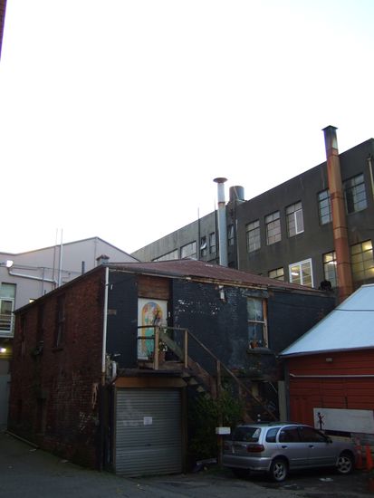 Als Freund von Hinterhoefen, interessanter Architektur, alter Gebaeude und anderen Lebensweisen, bin ich auf einem alten Fabrikgelaende mitten in der Stadt auf diese kleine Butze gestossen.
So habe ich dann auch den Bewohner kennen gelernt.
Er heisst Freeman und ist freischaffender Maler und Kuenstler und ein echt netter Typ.