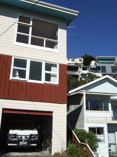 Tja mein standesgemaesses Zuhause fuer die letzten fuenf Tage in Wellie!
Endlich mal ein wuerdiger Parkplatz fuer meinen Bulli!!!
Im oberen Zimmer habe ich gewohnt.
Lasst euch beim naechsten Bild von der Aussicht ueberraschen.