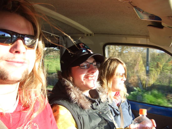 Wir sind zusammen unterwegs nach Raglan.
Da ich im Bulli vorne nur drei Sitze habe, musste der arme Nico hinten im Laderaum ausharren.
Auf jeden Fall hatten wir Spass und ne Menge guter Musik unterwegs!