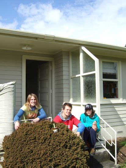 Nico mit Anna und Merilen, vor Annas WG in Hamilton.
Wir hatten tolle Tage zusammen und haben hier auch Nicos Geburtstag super-nett gefeiert.