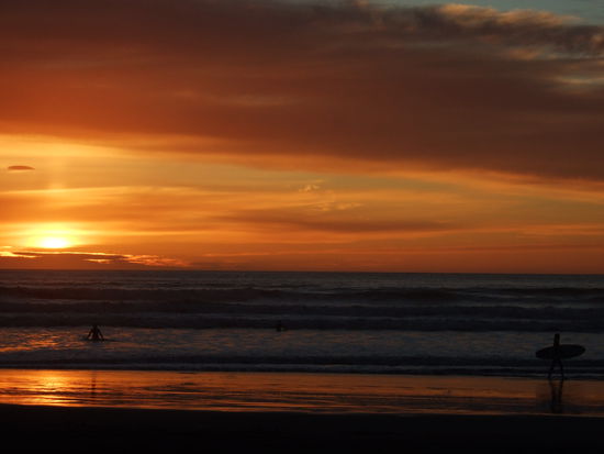 Raglan im Abendrot.
Ich freue mich schon drauf hier im Sommer zurueck zu kommen und selbst wieder zu surfen!!