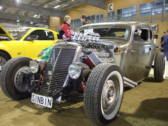 Schoener Rat-Rod auf Basis eines 32er Ford.
-Das ist mal ein amtliches Wunschkennzeichen-