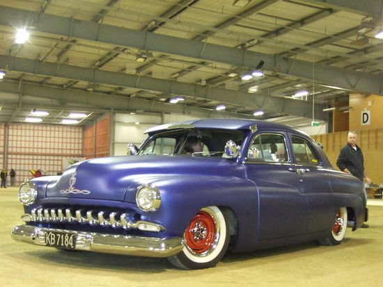 Toller Ford "Twinspinner" aus den fruehen 50ern mit einem, in Customizing-Kreisen beliebten, De-Soto Frontgrill.