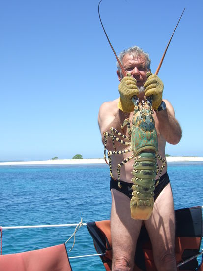 Christian ist begeisterter Unterwasserjaeger.
So hatten wir immer frischen und leckeren Fisch an Bord.
Hier hat er grad einen riesen Hummer gefangen.
Es war fuer mich das erste Mal einen Hummer zu essen.
Das ist halt sonst im Restaurant nicht ganz meine Preislage.
Also ich weiss zwar nicht, warum da so ein grosser Tamm-Tamm drum gemacht wird, aber gut schmeckt es auf jeden Fall!