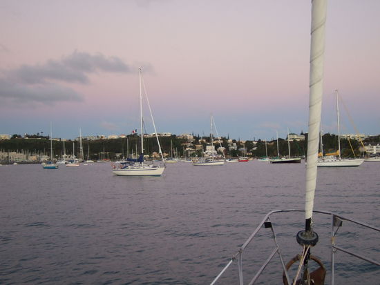 Einfahrt in den Hafen von Noumea, der Hauptstadt von Neukaledonien.