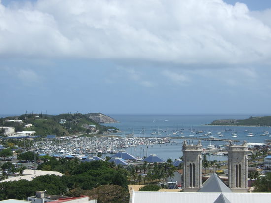 Ausblick ueber Noumea und den Segelhafen von der Jugendherberge aus.
Die Jugendherberge war mein zu Hause fuer drei Wochen.
So habe ich viele junge Franzosen kennengelernt, die hier nach Arbeit suchen. Der Verdienst ist zum Teil doppelt oder dreimal so hoch, wie in Frankreich.
Jedenfalls hat sich mein Vokabular jeden Tag um ein Vielfaches vergroessert.
Man hat aber auch keine andere Chance, denn mit Englisch kommt man, wie in Frankreich auch, nicht weit!