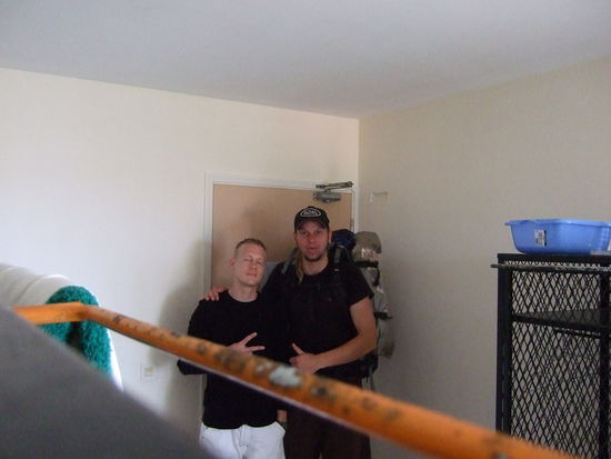 Abschied von Alex, meinem Zimmerkollegen.
Der Rucksack ist gepackt.
Los geht es Richtung Hauptstrasse und ab nach Norden.