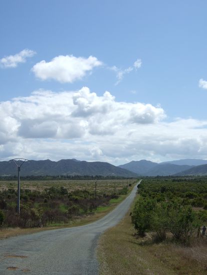 Der erste Tag liegt hinter mir.
Ich bin ja vorher noch nie per Anhalter gereist und ich bin jetzt schon positiv ueberrascht!
Es hat super geklappt und die Leute waren sehr nett.
Der eine hat mich sogar mit zu seinen Schwiegereltern gebracht, wo es Tee und frische Kekse gab.
Danach hat er mich noch bis an den Strand gefahren, wo ich umsonst campen konnte.
Leider musste ich dann am naechsten Morgen die ganzen 10 km zurueck zur Hauptstrasse laufen.
Es gab ganz einfach keine Autos!
Eine schweisstreibende Angelegenheit.
