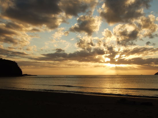Mein Zelt steht nur ein paar Meter hinter mir und ich geniesse nach meinem Abendbrot das Abendrot!