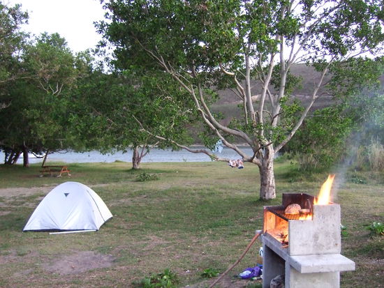 Hier habe ich einen Schlafplatz mit ziemlichem Luxus gefunden, denn ich kann die Feuerstelle zum Kochen nutzen.
Also muss ich heute nicht nach Steinen suchen, um meinen Topf ueber dem Lagerfeuer balancieren zu koennen.
Es geht uebrigends erstaunlich gut, jeden Tag ueber dem Feuer zu kochen.