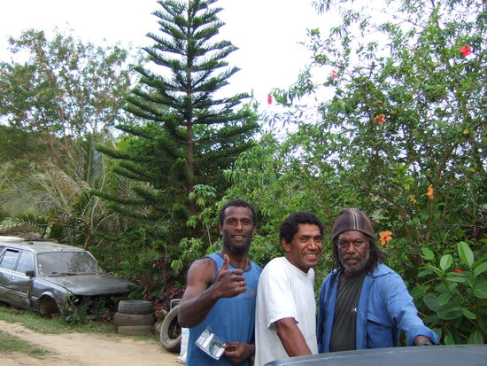 Die beiden links, Frank und Gaston, haben mich mitgenommen.
Da es schon spaeter Nachmittag war, haben sie mich zu sich eingeladen.
So sind wir noch weit ueber uebelste Schotterpisten hoch in die Berge gefahren.
Die Menschen leben hier noch in Stammesverbaenden zusammen.
Sie fuehren ein einfaches aber gutes Leben.