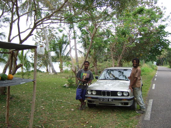Eine meiner Mitfahrgelegenheiten.
Die Kanak (also die "Ureinwohner"), sind total Reggaeverrueckt.
Somit war immer fuer gute Musik in den Autos gesorgt, wobei ich waehrend der Fahrt den Blick uebers Meer schweifen lassen konnte.
Die Leute sind wirklich unglaublich nett und hilfsbereit.
Ich konnte jeden Tag in den vielen Gespraechen mein Franzoesisch verbessern.