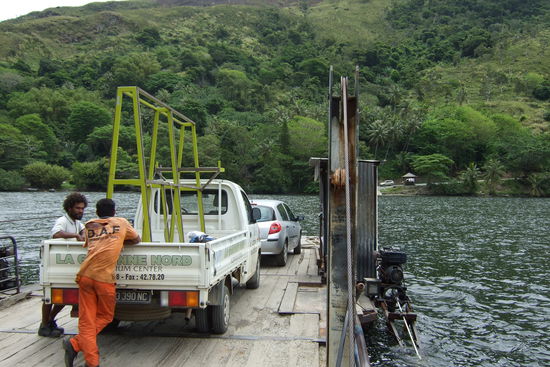 Mit dem Pritschenbulli bin ich mitgefahren.
Hier geht es mit der kleinen und echt klapprigen Faehre rueber aufs andere Ufer.
Immer weiter gehen Abenteuer und Reise!
