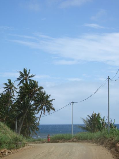 Die einzige Strasse entlang der Ostkueste sieht haeufig so aus: reine Schotterpiste.
Es fahren wirklich nur wenig Autos und wenn, sind sie meistens bis unters Dach voll mit Leuten und Ladung.
Trotzdem hat das per Anhalter reisen auch hier gut geklappt und ich kann es nur jedem empfehlen, der das Glueck hat nach Neukaledonien zu kommen.