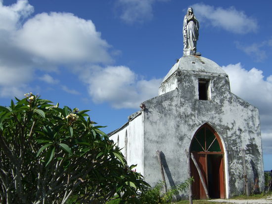 Diese kleine Kapelle steht auf einem Felsen hoch ueber dem Meer.
Die Missionare vergangener Tage haben ganze Arbeit geleistet, ueberall stehen grosse Kirchen und Kapellen.
