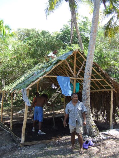 Den naechsten Tag habe ich damit verbracht den Leuten beim Huette bauen zu helfen und mich beim Schnorcheln abzukuehlen.