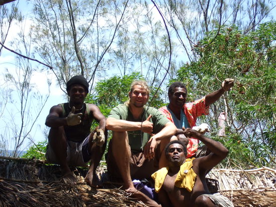 Die Jungs waren happy mir alten unwissenden Europaer zu zeigen, wie man mit einfachen Mitteln und rein natuerlichem Baumaterial eine stabile Huette baut!
Wir hatten einen Wahnsinnsspass zusammen!!!