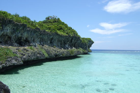 Ouvea ist eine schmale Insel im Suedpazifik mit den weissesten Sandstraenden, die ihr Euch vorstellen koennt.
Doch auch diese Felsformationen gibt es zu entdecken.