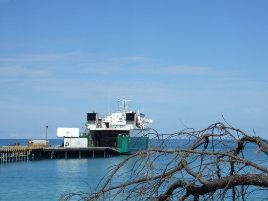 Das Frachtschiff Havannah, das mich zurueck auf die Hauptinsel nach Noumea bringen wird.
Die Havannah ist mit Abstand die guenstigste Verbindung. Leider faehrt sie nur unregelmaessig.
Als ich an Bord ging, hoerte ich sofort meinen Namen:
Clement, ein Franzose, den ich aus der Jugendherberge kenne, hat an Bord Arbeit als Offizier gefunden.
Die Wiedersehensfreude war gross und so hat er mich mit in die Kombuese genommen um anschliessend gestaerkt das ganze Schiff mit mir zu erkunden.
Das hat die 12 stuendige Fahrt erheblich verkuerzt.