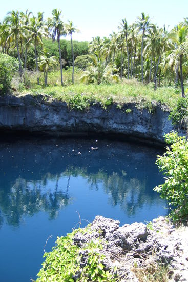 The Blue Hole.
Ein kleiner See in der Naehe des Meeres umgeben von steilen Felswaenden.
Leider musste ich nach dem Reinspringen feststellen, dass das Seil zum Rausklettern morsch war und unter meinem Gewicht gerissen ist.
Da war das Herauskommen etwas schwieriger.