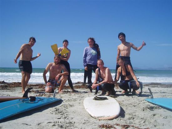 Gruppenbild mit den anderen surfenden Backpackern an dem Tag!
Mit Nico (auf dem Bild ganz links) gehe ich praktisch jeden zweiten Tag surfen, immer wieder Spass und Challenge.