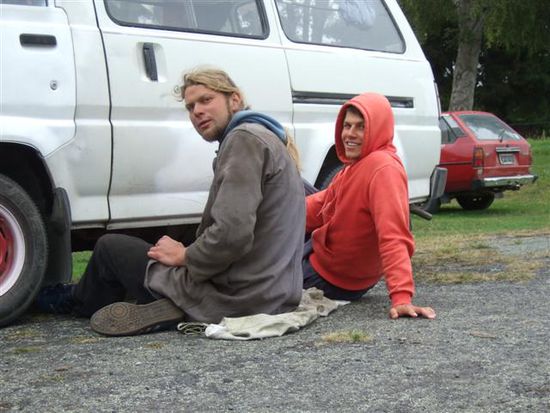 Und hier noch ein paar Bilder von meinem Reiseauto! Ein Toyota Liteace von 1987.
Fuer unschlagbare 800 Dollar (circa 400 Euro) in Christchurch gekauft.
Man faehrt hier wirklich sehr guenstig Auto: der Sprit kostet die Haelfte; es gibt KEINE Kfz-steuer und eine Versicherung ist keine Pflicht! Ich habe aber eine thirt-party-versicherung abgeschlossen, denn sie kostet mich umgerechnet nur 120 Euro! Der naechste Porsche ist also meiner!!!
Naja, jedenfalls gefiel mir der Van so noch nicht und nachdem ich den ganzen Rost ringsum entfernt habe gings mit Nico an den flamejob!