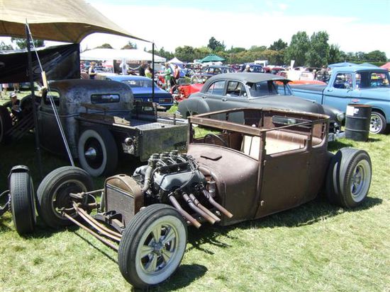 Ich mag "rat-rods"!!
Wobei es auf dem Treffen auch sehr viele Highperformance Autos gab!