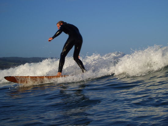 Surfen im etwas fortgeschritteneren Stadium, das Steuern klappt schon besser. Hier auch mit Wetsuit, denn das Wasser hat nur 17 Grad, da bleibt man ohne nicht lang im Wasser!!