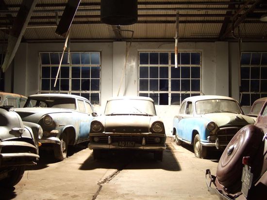 Ein schoener Nightshot!
Das neuerworbene Stativ macht sich bezahlt was!?
v l n r: 
Chevrolet 1952, Dodge Kingsway de Luxe 1955, Holden Special Stationwagon 1961, Morris Oxford 1500