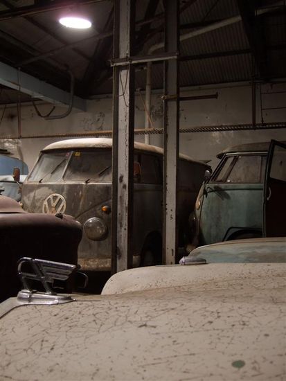 Zwei VW Bullis photographiert ueber der Haube eines Austin A40.