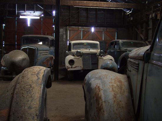 Im Hintergrund links ein Chevrolet von 1934, daneben ein Armstrong Siddeley aus den spaeten 40er Jahren.