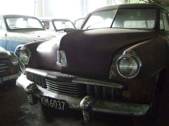 Ein Studebaker von 1949 und damit der Vorgaenger des beliebteren Modells mit der "bulletnose" von 1950.
Links lugt frech der kleine Fiat 600 ins Bild.